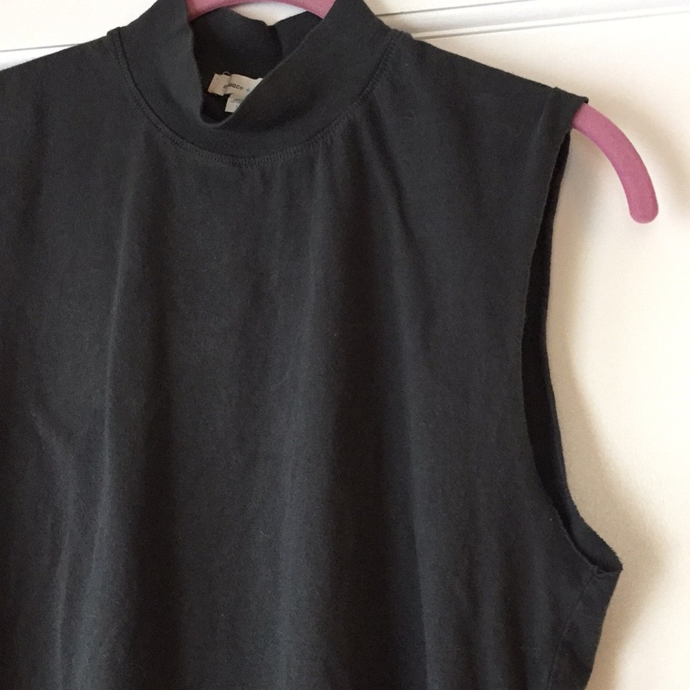 UO silence + noise sleeveless mock neck tee ✨